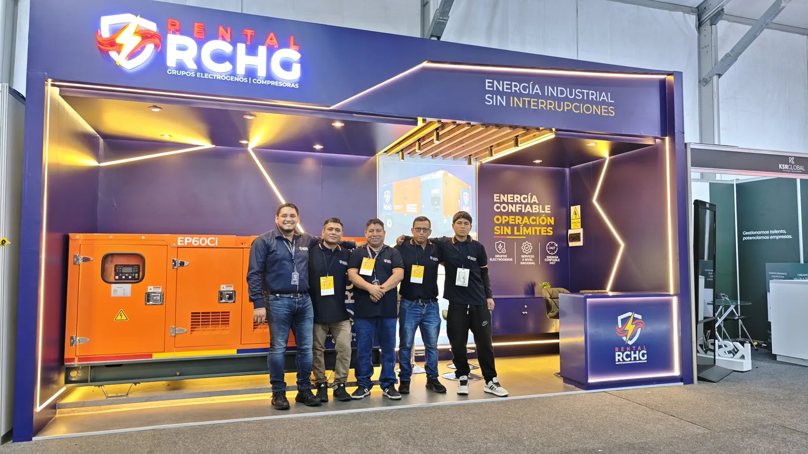 Equipo de logística y personal técnico de Rental RCHG en el stand A251 de ExpoMina Perú 2026, junto al grupo electrógeno exhibido