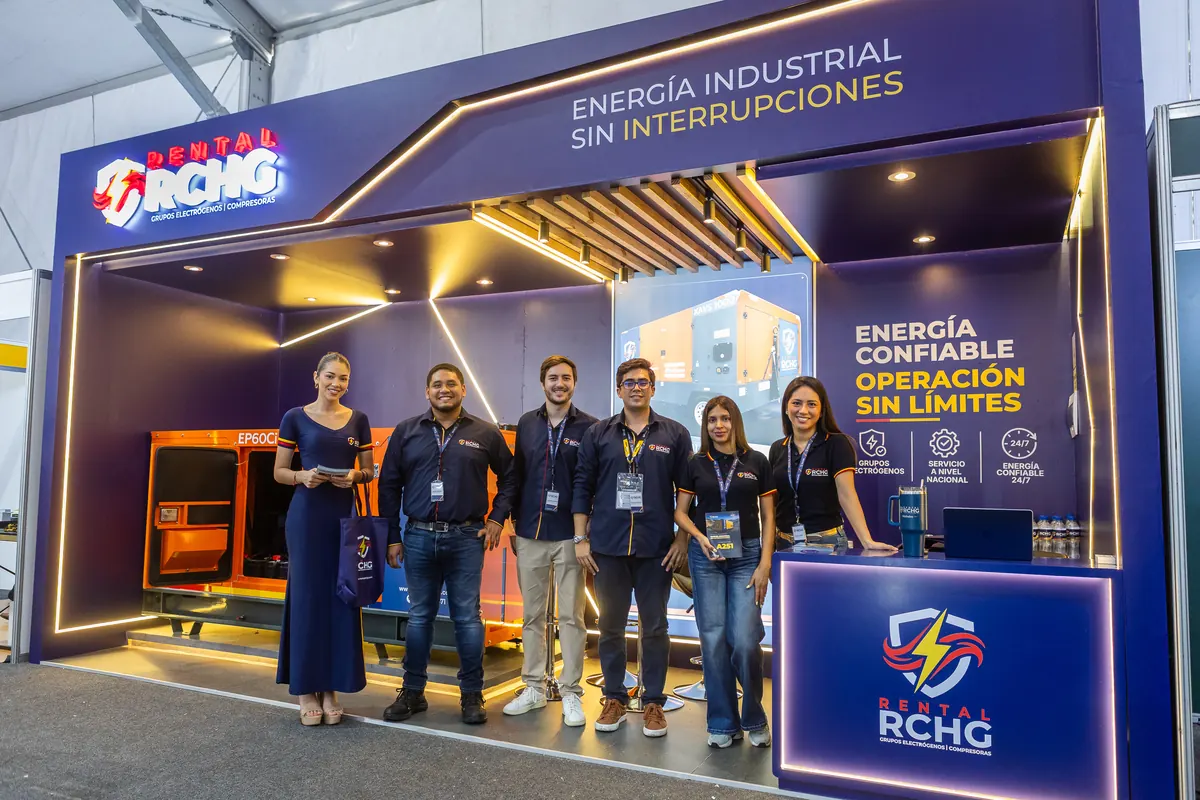 Equipo de Rental RCHG y su anfitriona en el stand A251 de ExpoMina Perú 2026
