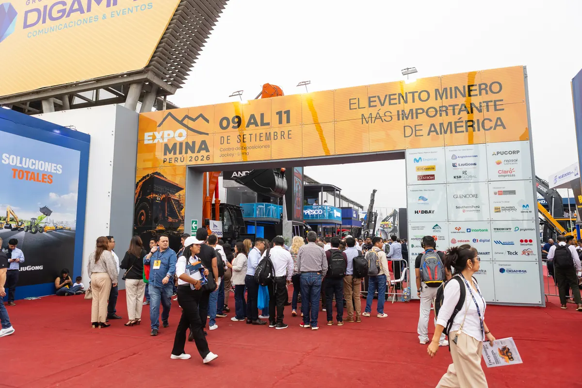 Arco de ingreso de ExpoMina Perú 2026 con el lema el evento minero más importante de América y visitantes entrando a la feria