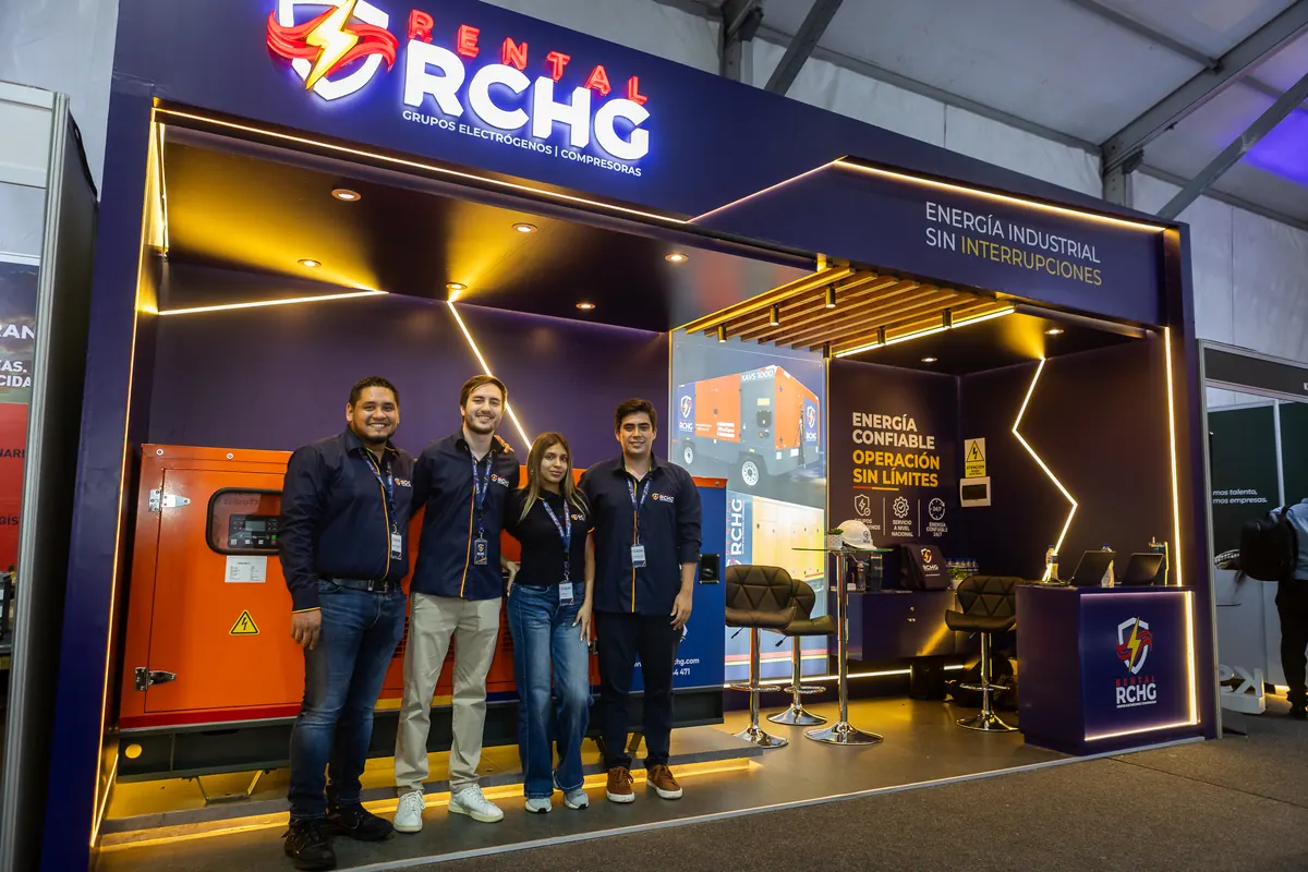 Equipo comercial de Rental RCHG en el stand iluminado de ExpoMina 2026