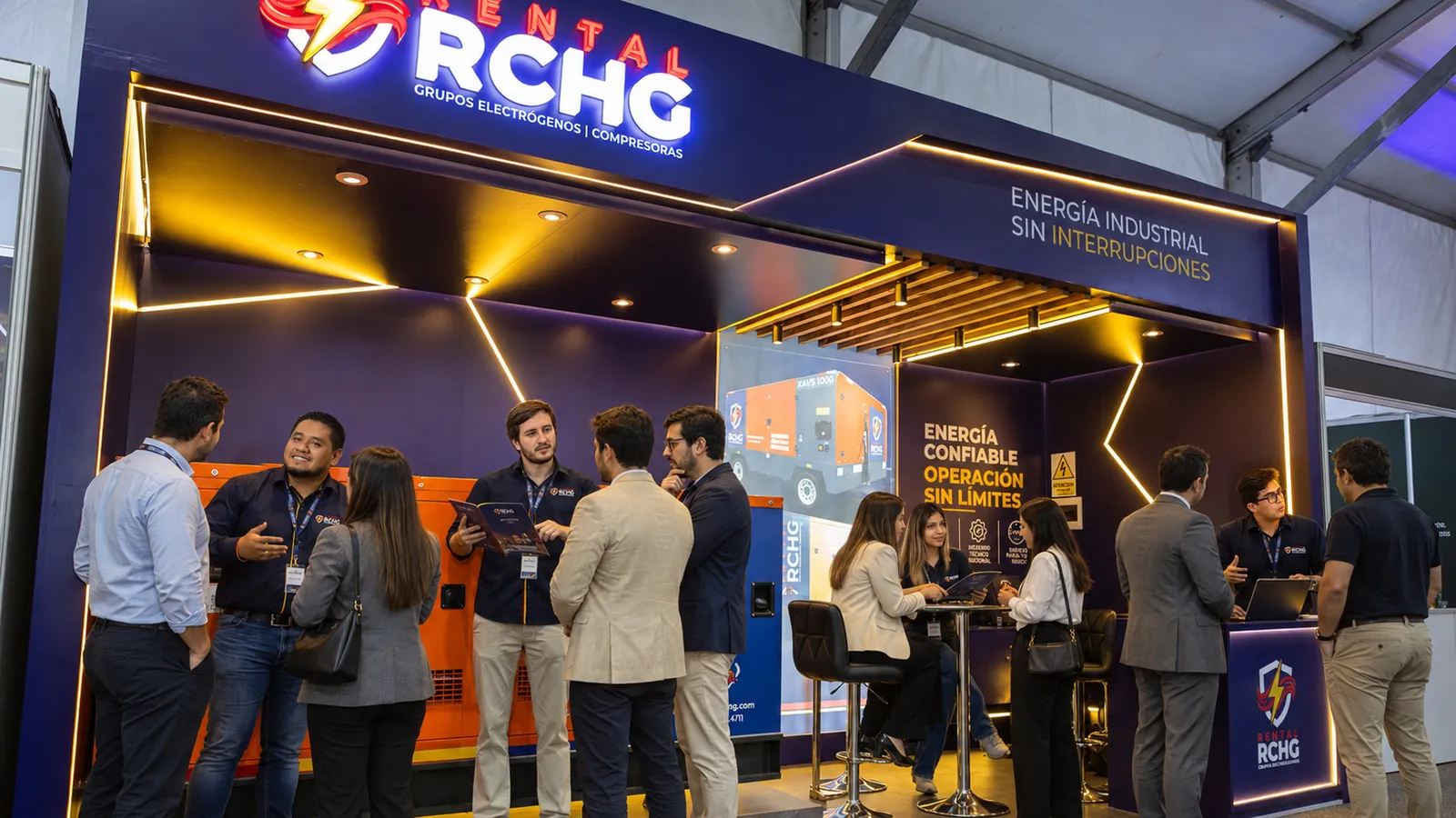 Stand de Rental RCHG en ExpoMina 2026 con visitantes